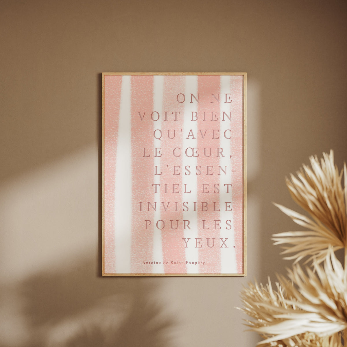 On ne voit bien qu'avec le cœur... | Poster Citation, affiche encadrée sur un mur beige, pampas au premier plan