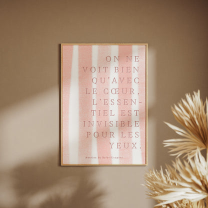 On ne voit bien qu'avec le cœur... | Poster Citation, affiche encadrée sur un mur beige, pampas au premier plan
