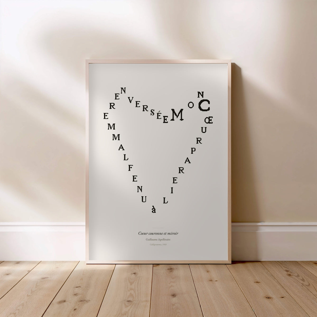 Coeur couronne et miroir, Guillaume Apollinaire, affiche encadrée posée au sol, cadre bois clair