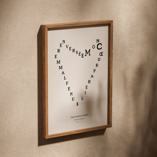Coeur couronne et miroir, Guillaume Apollinaire, affiche dans un cadre en chêne posé de biais sur un mur texturé