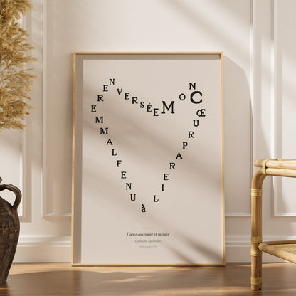 Coeur couronne et miroir, Guillaume Apollinaire, affiche encadrée dans un intérieur élégant, herbes séchées et chaise en roti
