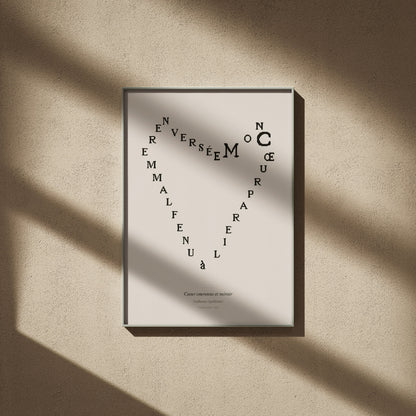 Coeur couronne et miroir, Guillaume Apollinaire, affiche encadrée sur un mur beige, ombres de fenêtre