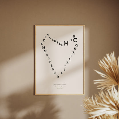 Coeur couronne et miroir, Guillaume Apollinaire, affiche encadrée sur un mur beige, pampas au premier plan