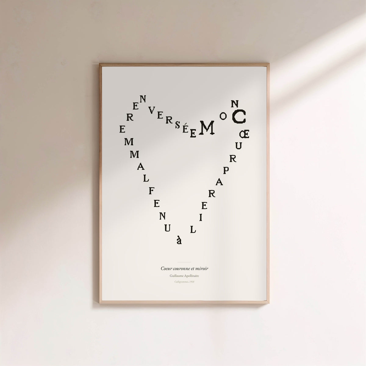 Coeur couronne et miroir, Guillaume Apollinaire, affiche encadrée sur un mur clair