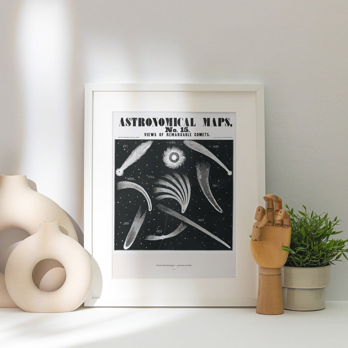 Cometes - Gravure Astronomique XIXe - Affiche Sciences, affiche encadrée posée près d'un vase blanc, lumière rasante