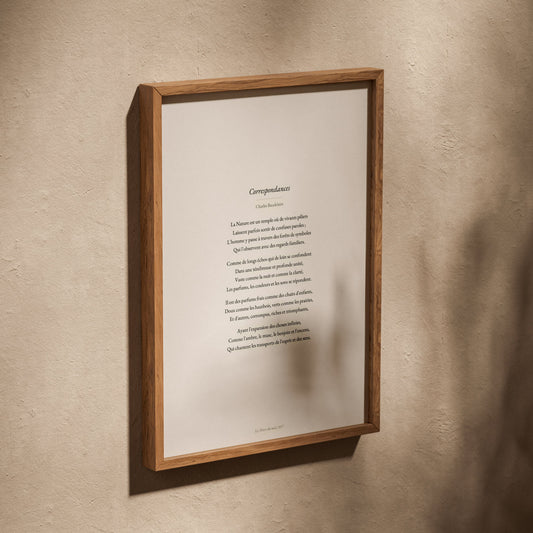 Correspondances - Baudelaire - Affiche Citation Poésie, affiche dans un cadre en chêne posé de biais sur un mur texturé