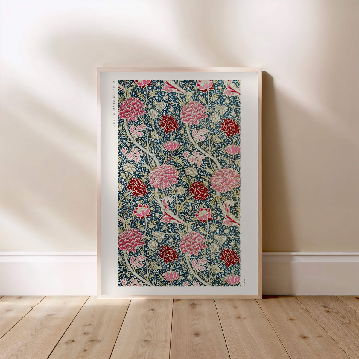 Cray - William Morris - Affiche Arts & Crafts, affiche encadrée posée au sol, cadre bois clair