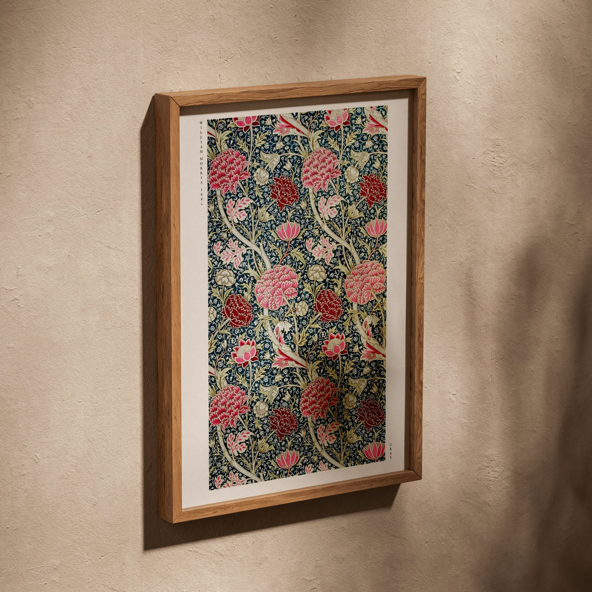 Cray - William Morris - Affiche Arts & Crafts, affiche dans un cadre en chêne posé de biais sur un mur texturé