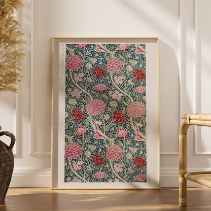 Cray - William Morris - Affiche Arts & Crafts, affiche encadrée dans un intérieur élégant, herbes séchées et chaise en rotin