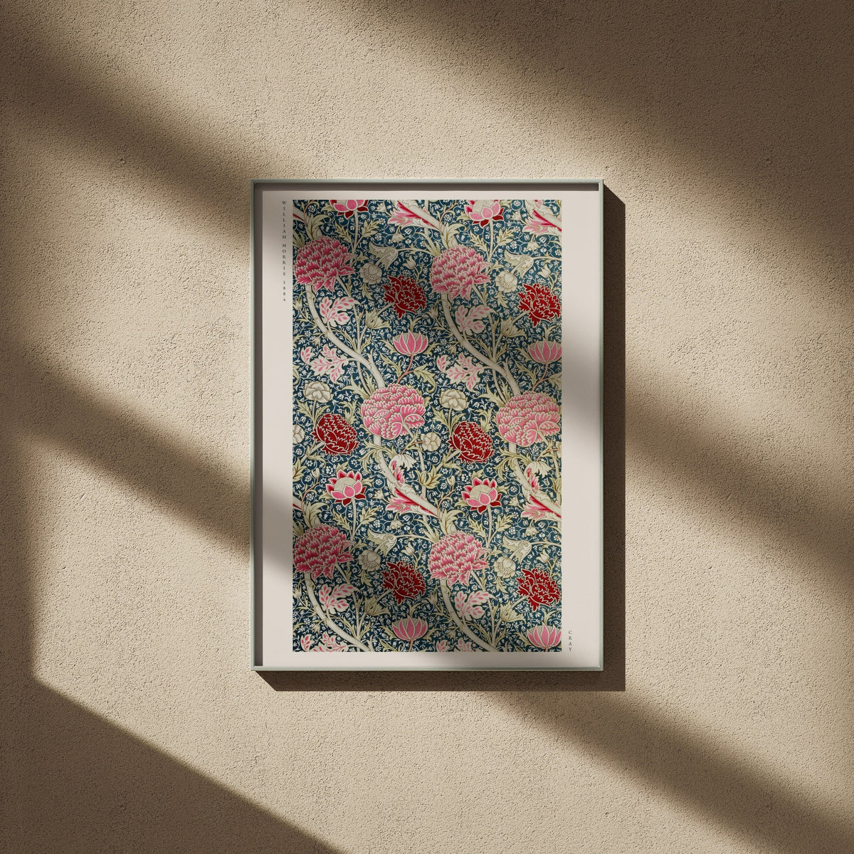 Cray - William Morris - Affiche Arts & Crafts, affiche encadrée sur un mur beige, ombres de fenêtre
