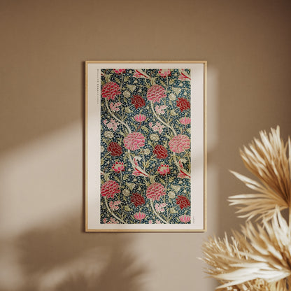 Cray - William Morris - Affiche Arts & Crafts, affiche encadrée sur un mur beige, pampas au premier plan