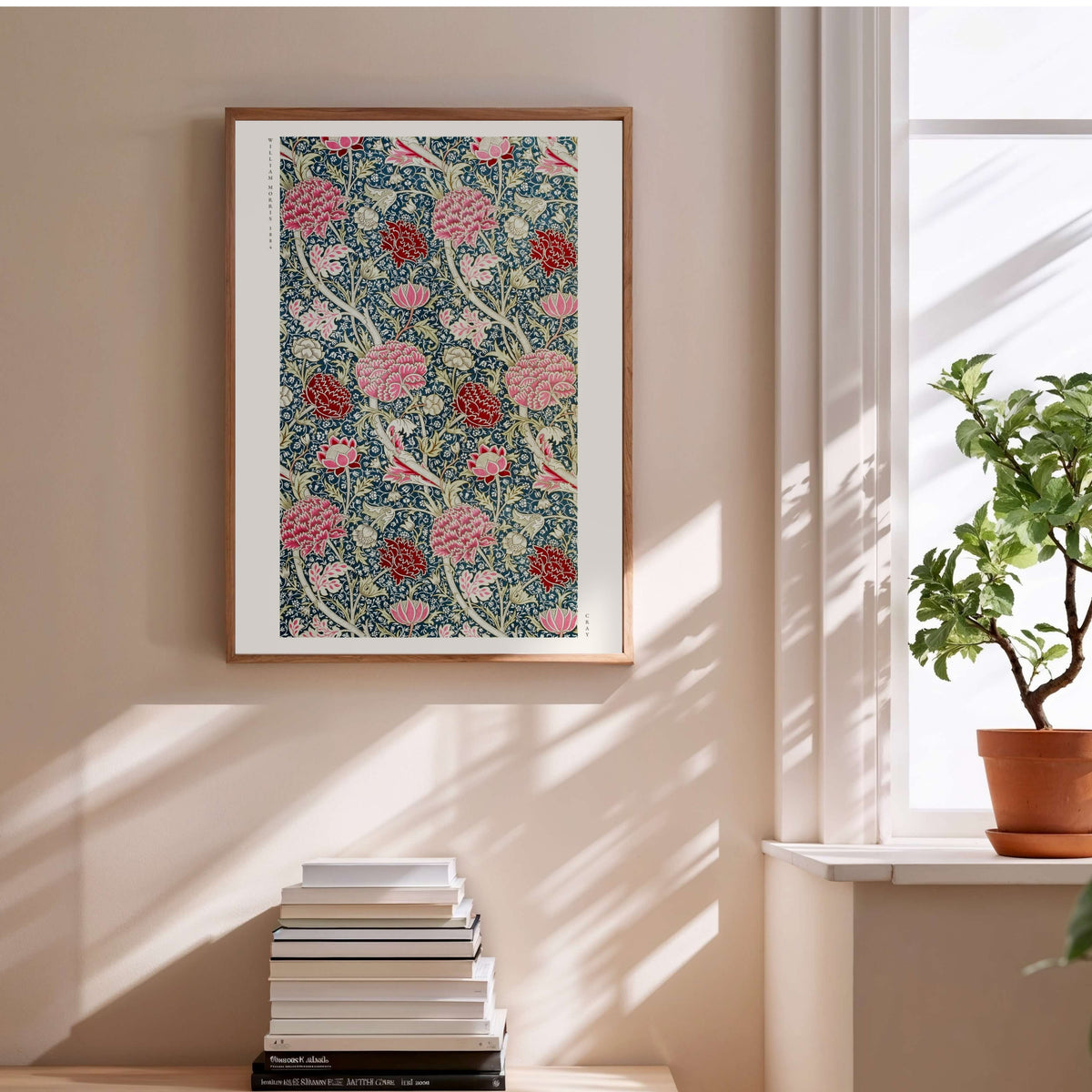 Cray - William Morris - Affiche Arts & Crafts, affiche encadrée au-dessus d'une pile de livres