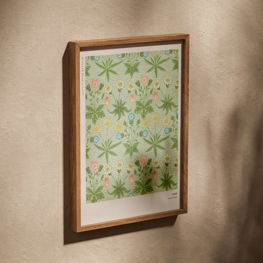 Daisy - William Morris - Affiche Arts & Crafts, affiche dans un cadre en chêne posé de biais sur un mur texturé