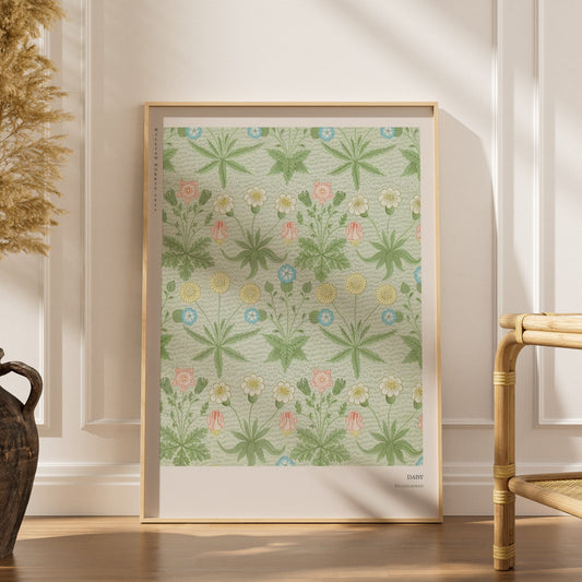 Daisy - William Morris - Affiche Arts & Crafts, affiche encadrée dans un intérieur élégant, herbes séchées et chaise en rotin