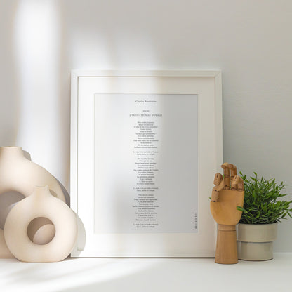 Affiche L'Invitation au voyage, poster poème Baudelaire, affiche encadrée posée près d'un vase blanc, lumière rasante