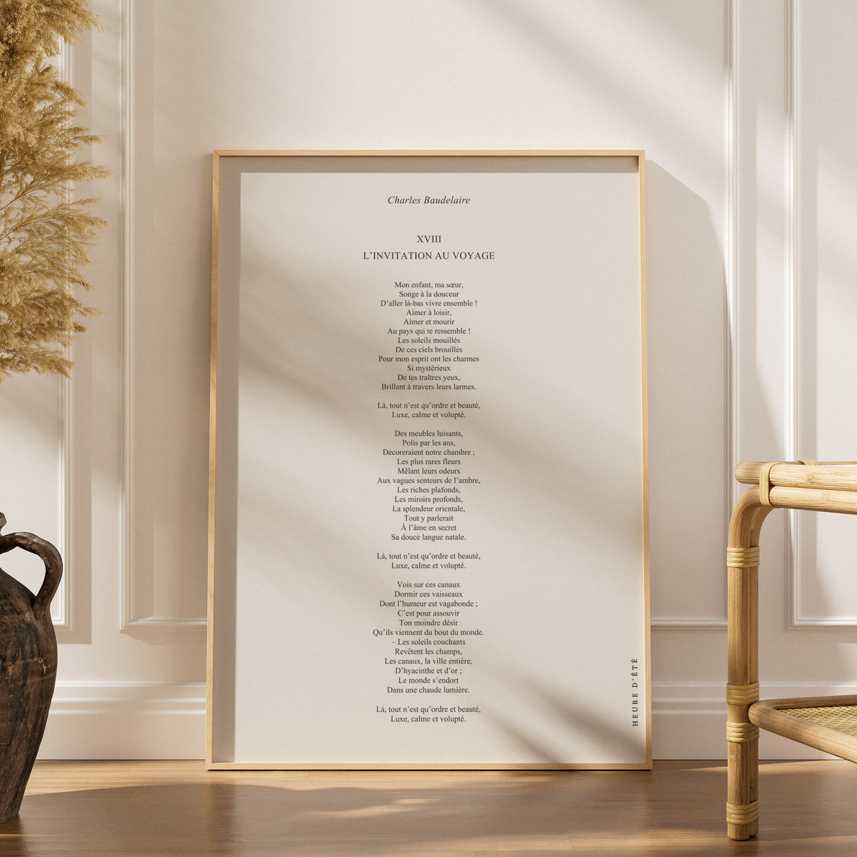 Affiche L'Invitation au voyage, poster poème Baudelaire, affiche encadrée dans un intérieur élégant, herbes séchées et chaise