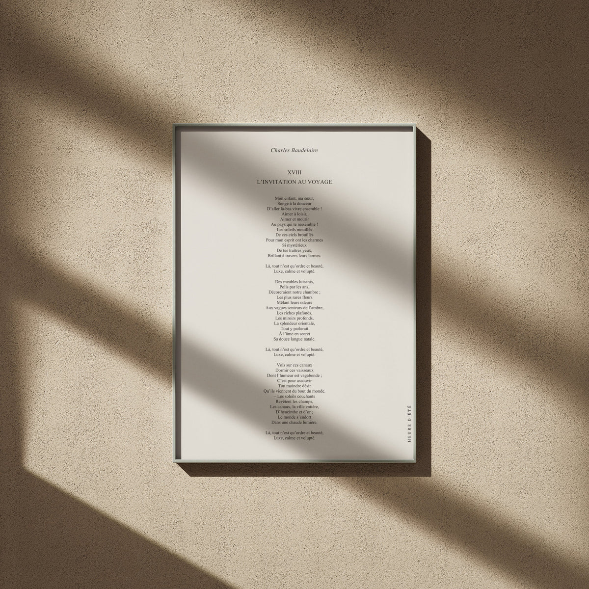 Affiche L'Invitation au voyage, poster poème Baudelaire, affiche encadrée sur un mur beige, ombres de fenêtre