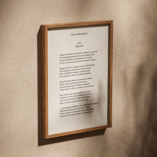 Spleen - Charles Baudelaire | Poster Poésie, affiche dans un cadre en chêne posé de biais sur un mur texturé