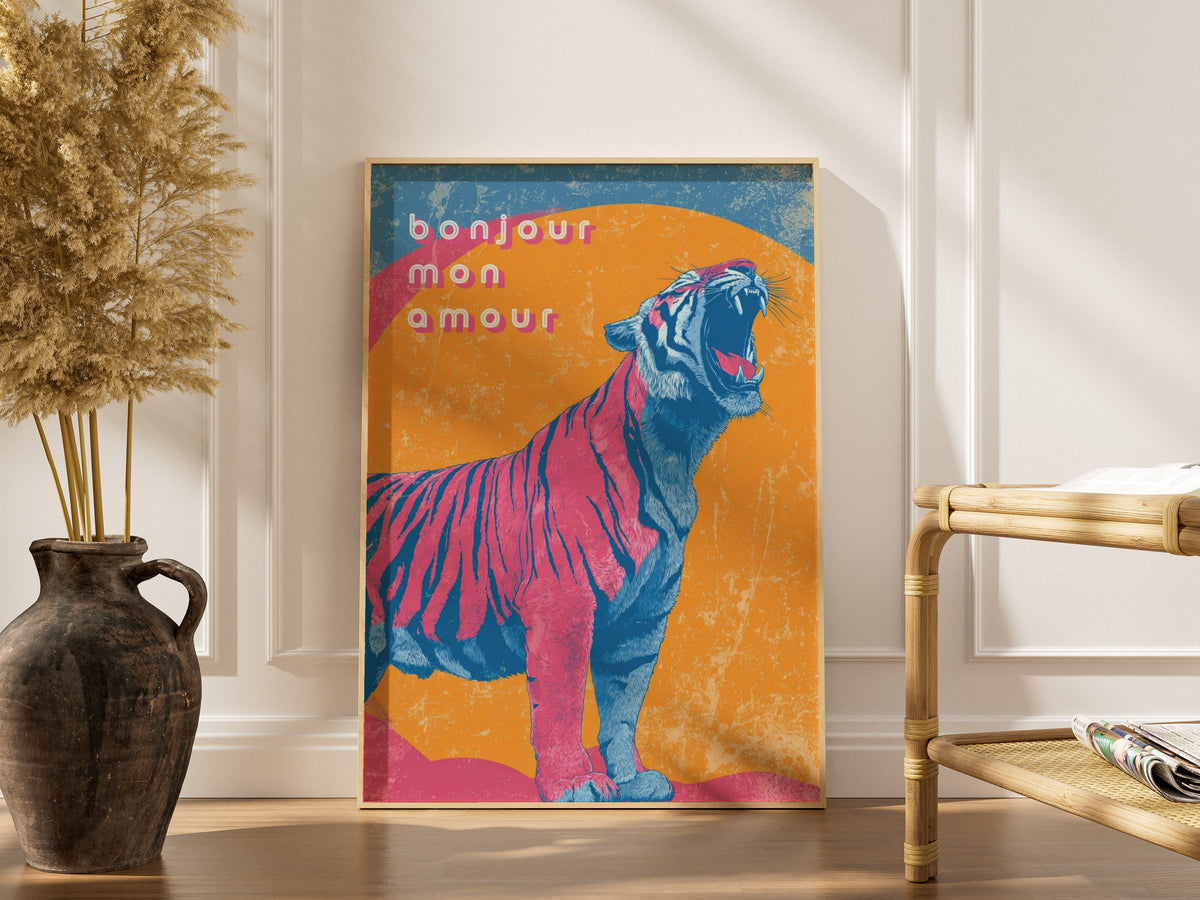 L'œil du tigre | Poster Dopamine Decor, affiche encadrée dans un intérieur élégant, cadre bois clair