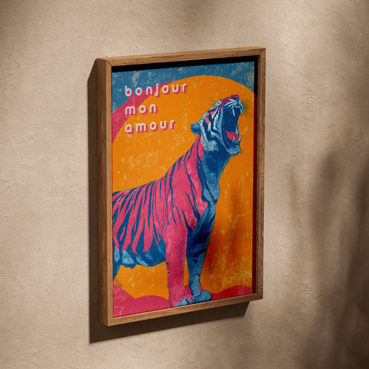 L'œil du tigre | Poster Dopamine Decor, affiche dans un cadre en chêne posé de biais sur un mur texturé