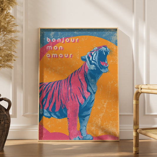 L'œil du tigre | Poster Dopamine Decor, affiche encadrée dans un intérieur élégant, herbes séchées et chaise en rotin