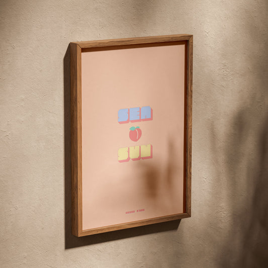 Affiche Sea Peach & Sun, affiche dans un cadre en chêne posé de biais sur un mur texturé