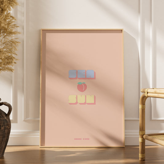 Affiche Sea Peach & Sun, affiche encadrée dans un intérieur élégant, herbes séchées et chaise en rotin