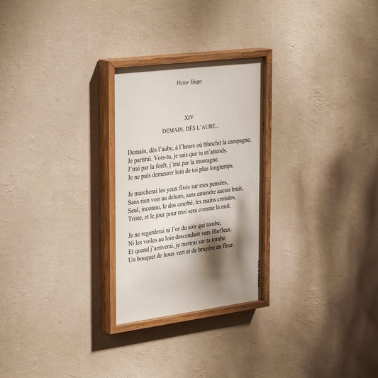 Demain, dès l'aube... - Victor Hugo | Poster Citation, affiche dans un cadre en chêne posé de biais sur un mur texturé