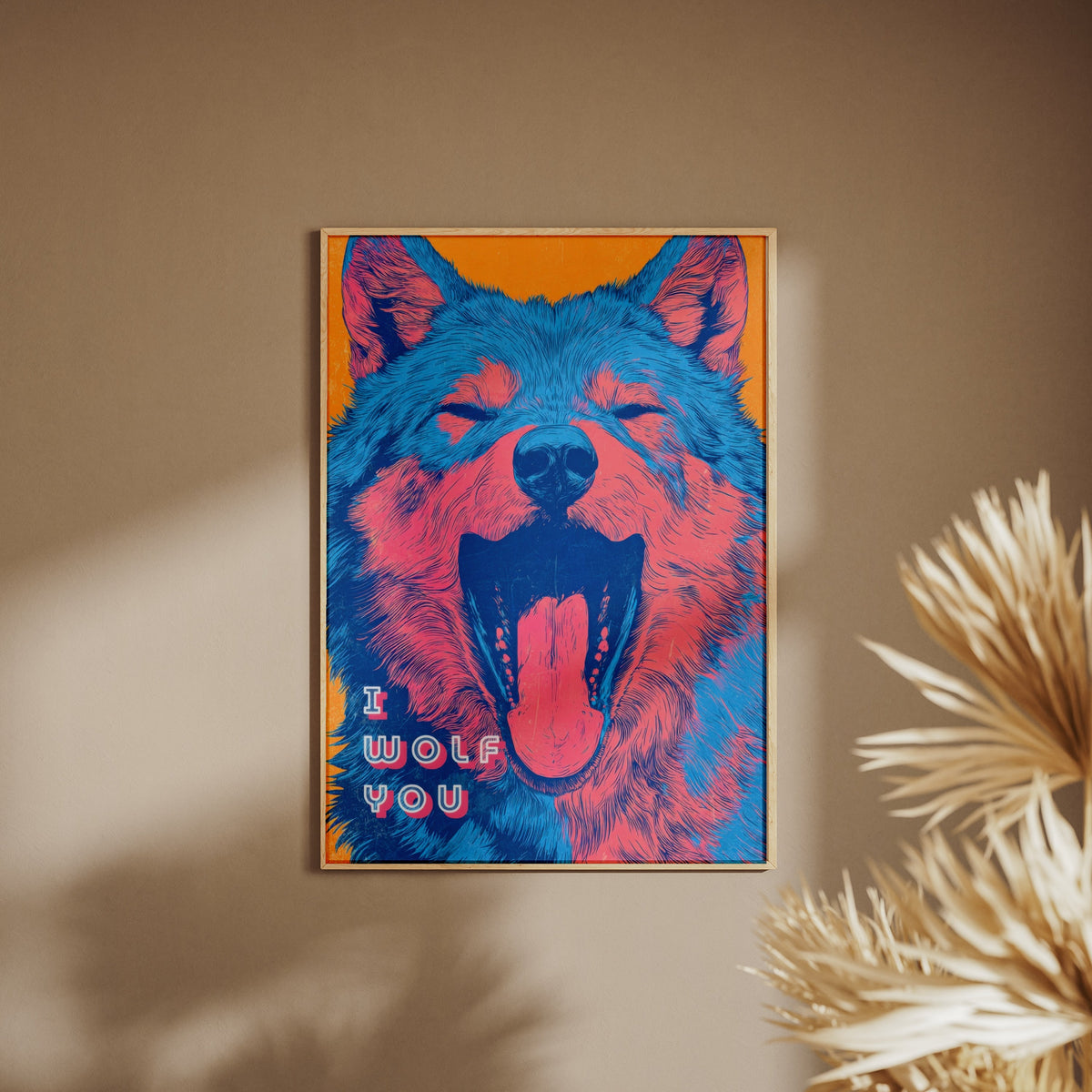 I Wolf You | Poster Dopamine Decor, affiche encadrée sur un mur beige, pampas au premier plan