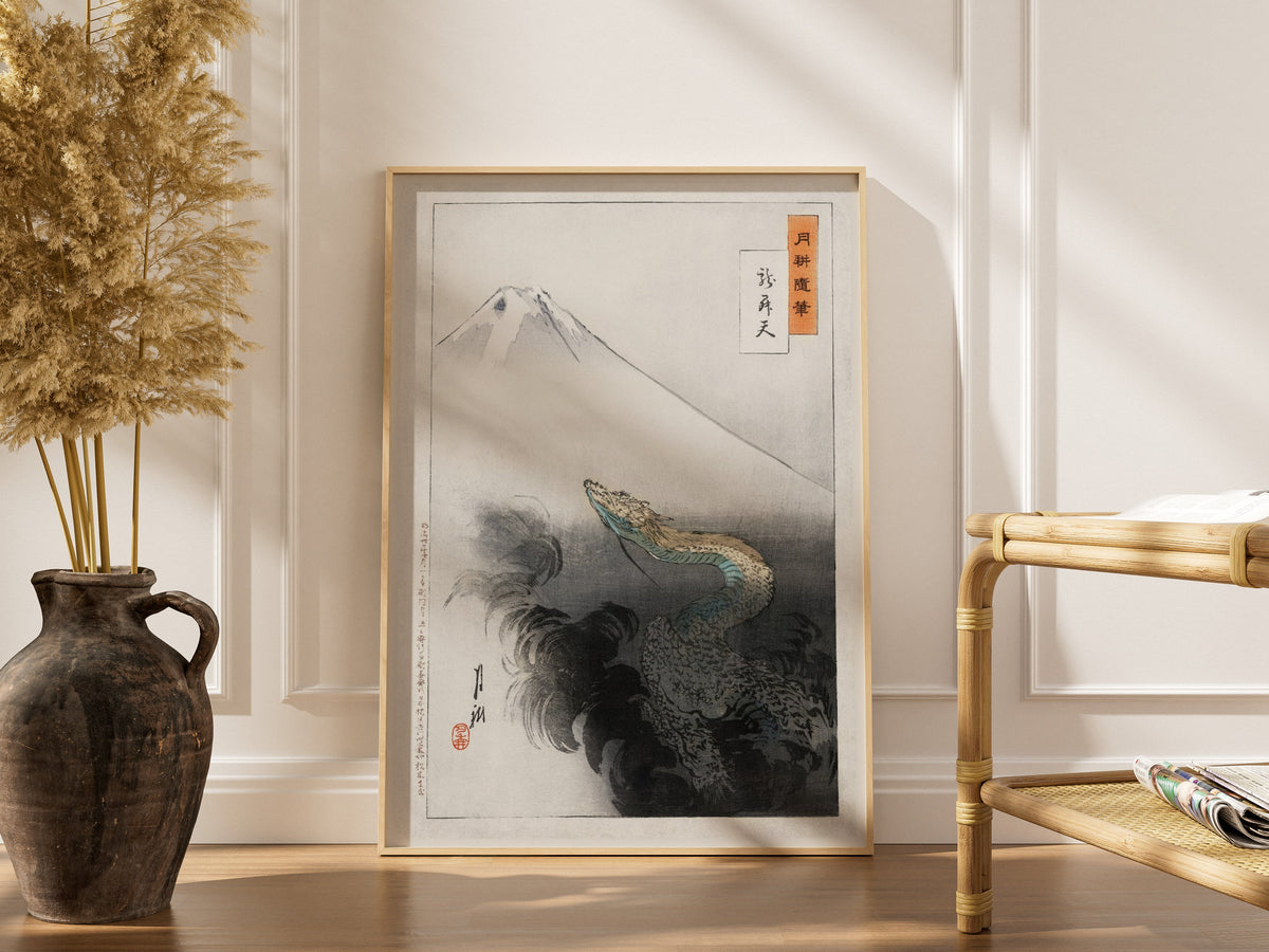 Dragon s'Élevant vers le Mont Fuji - Ogata Gekkō - Estampe Japonaise, affiche encadrée dans un intérieur élégant, cadre bois 