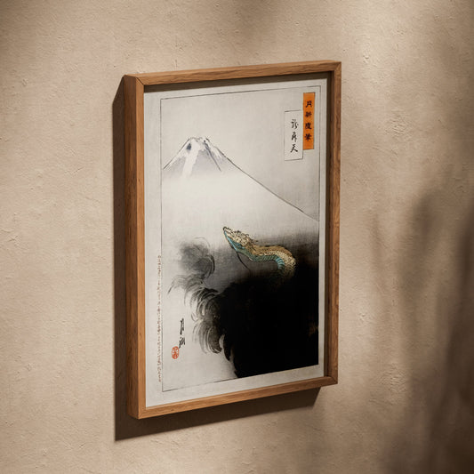 Dragon et Mont Fuji - Ogata Gekkō - Affiche Estampe, affiche dans un cadre en chêne posé de biais sur un mur texturé