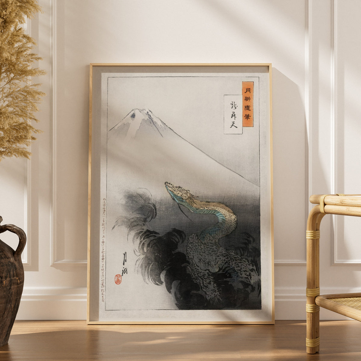 Dragon et Mont Fuji - Ogata Gekkō - Affiche Estampe, affiche encadrée dans un intérieur élégant, herbes séchées et chaise en 