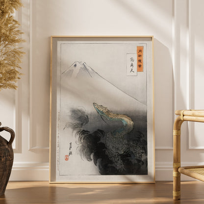 Dragon et Mont Fuji - Ogata Gekkō - Affiche Estampe, affiche encadrée dans un intérieur élégant, herbes séchées et chaise en 