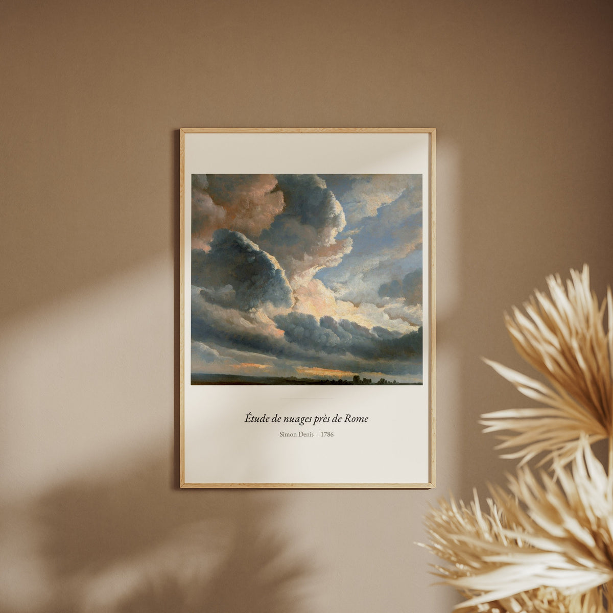 Étude de nuages près de Rome, Simon Denis, affiche encadrée sur un mur beige, pampas au premier plan