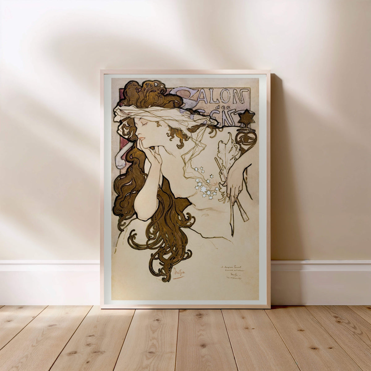 Salon des Cent - Alphonse Mucha - Art Nouveau, affiche encadrée posée au sol, cadre bois clair