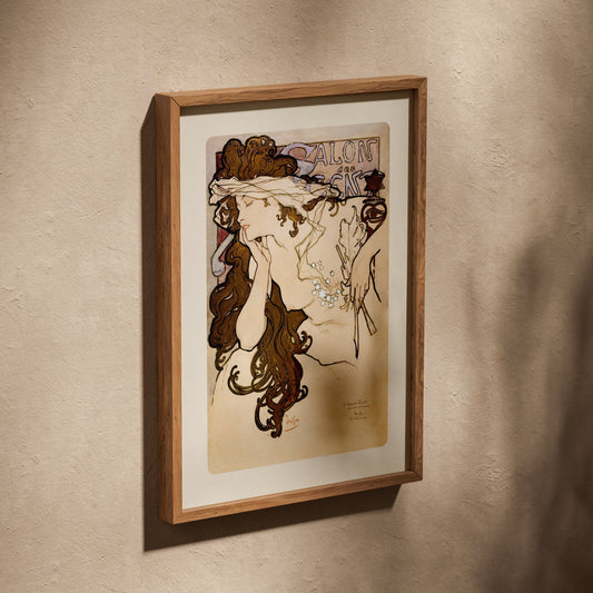 Salon des Cent - Alphonse Mucha - Art Nouveau, affiche dans un cadre en chêne posé de biais sur un mur texturé