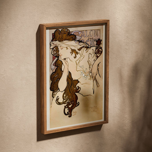 Salon des Cent - Alphonse Mucha - Art Nouveau, affiche dans un cadre en chêne posé de biais sur un mur texturé