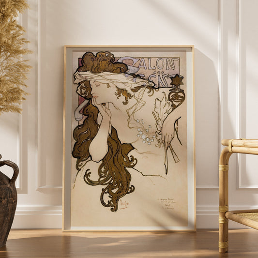 Salon des Cent - Alphonse Mucha - Art Nouveau, affiche encadrée dans un intérieur élégant, herbes séchées et chaise en rotin