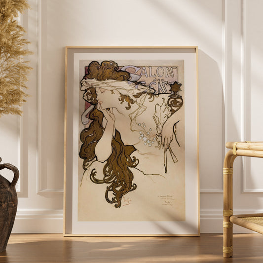 Salon des Cent - Alphonse Mucha - Art Nouveau, affiche encadrée dans un intérieur élégant, herbes séchées et chaise en rotin