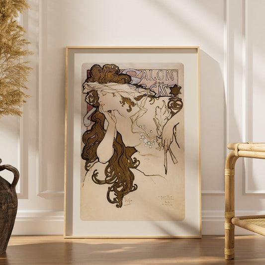Salon des Cent - Alphonse Mucha - Art Nouveau, affiche encadrée dans un intérieur élégant, herbes séchées et chaise en rotin