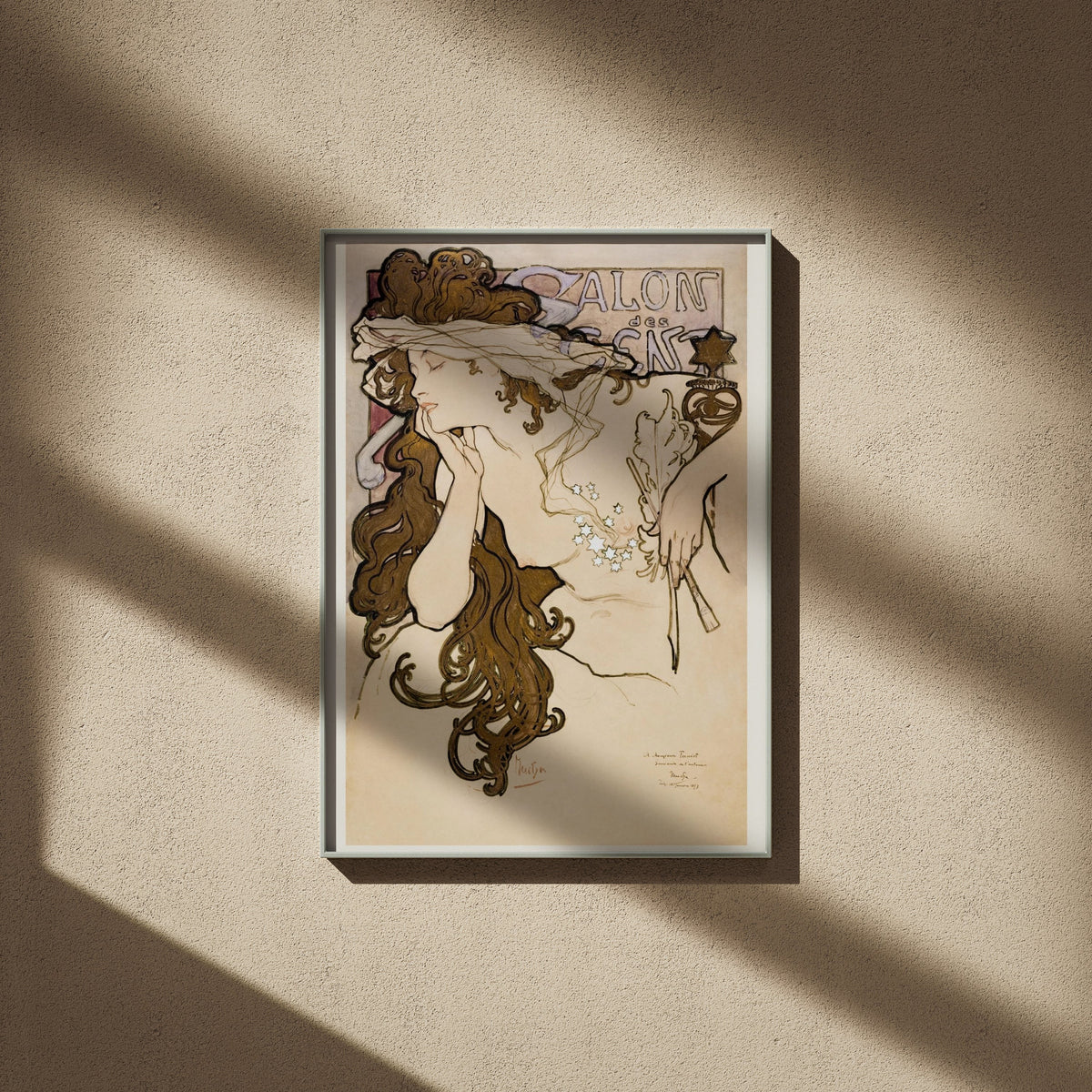 Salon des Cent - Alphonse Mucha - Art Nouveau, affiche encadrée sur un mur beige, ombres de fenêtre