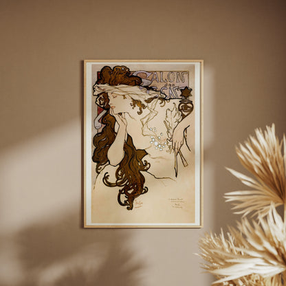 Salon des Cent - Alphonse Mucha - Art Nouveau, affiche encadrée sur un mur beige, pampas au premier plan