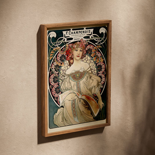 F. Champenois - Alphonse Mucha 1898 - Affiche Art Nouveau, affiche dans un cadre en chêne posé de biais sur un mur texturé