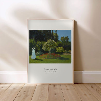 Femme au jardin, Claude Monet | Affiche Art Premium, affiche encadrée posée au sol, cadre bois clair