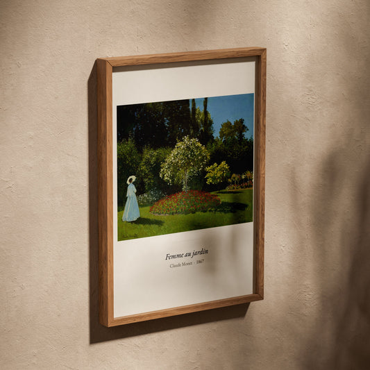 Femme au jardin, Claude Monet | Affiche Art Premium, affiche dans un cadre en chêne posé de biais sur un mur texturé