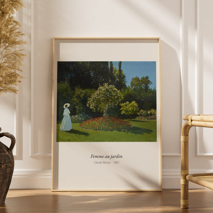 Femme au jardin, Claude Monet | Affiche Art Premium, affiche encadrée dans un intérieur élégant, herbes séchées et chaise en 