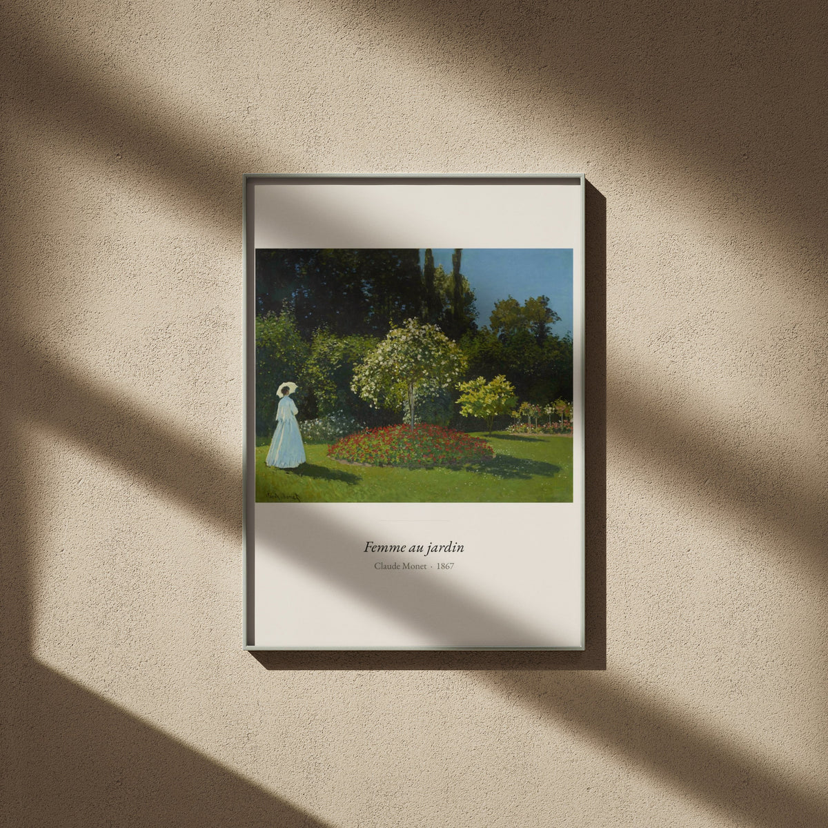 Femme au jardin, Claude Monet | Affiche Art Premium, affiche encadrée sur un mur beige, ombres de fenêtre