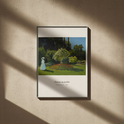 Femme au jardin, Claude Monet | Affiche Art Premium, affiche encadrée sur un mur beige, ombres de fenêtre