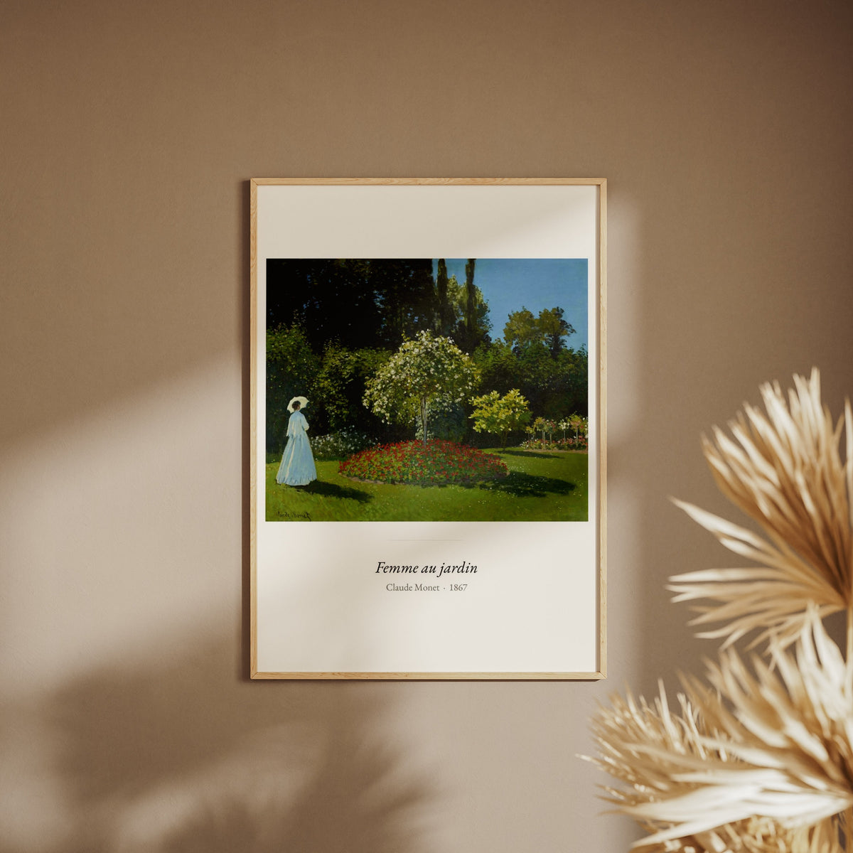 Femme au jardin, Claude Monet | Affiche Art Premium, affiche encadrée sur un mur beige, pampas au premier plan