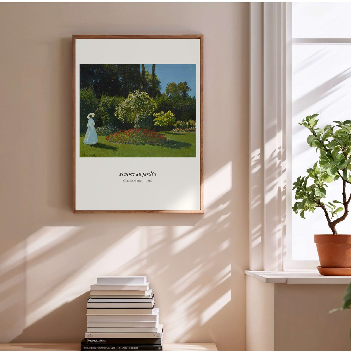 Femme au jardin, Claude Monet | Affiche Art Premium, affiche encadrée au-dessus d'une pile de livres